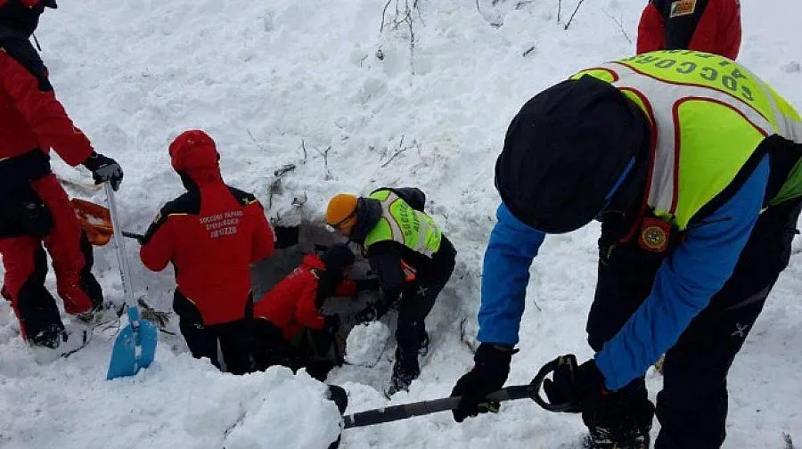 Още четирима спасени от италианския хотел