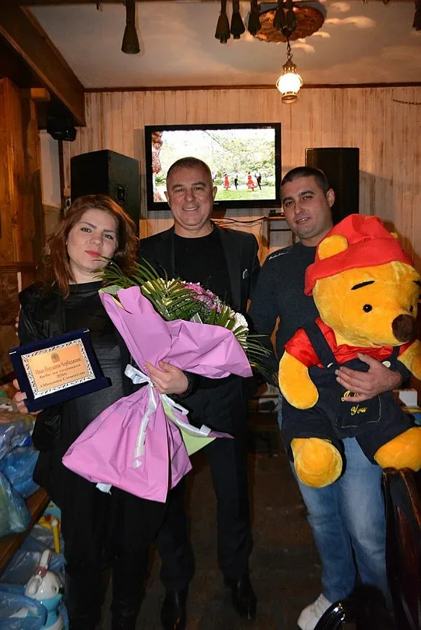 Кмет с награда за бебе и почерпка за всички майки