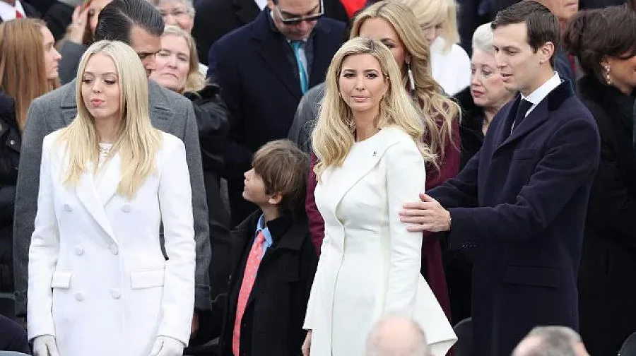 Дъщерите на Тръмп се появиха в елегантни бели тоалети в Капитолия