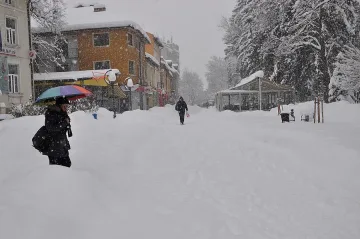 Много сняг в Разлог, призоваха гражданите да помагат