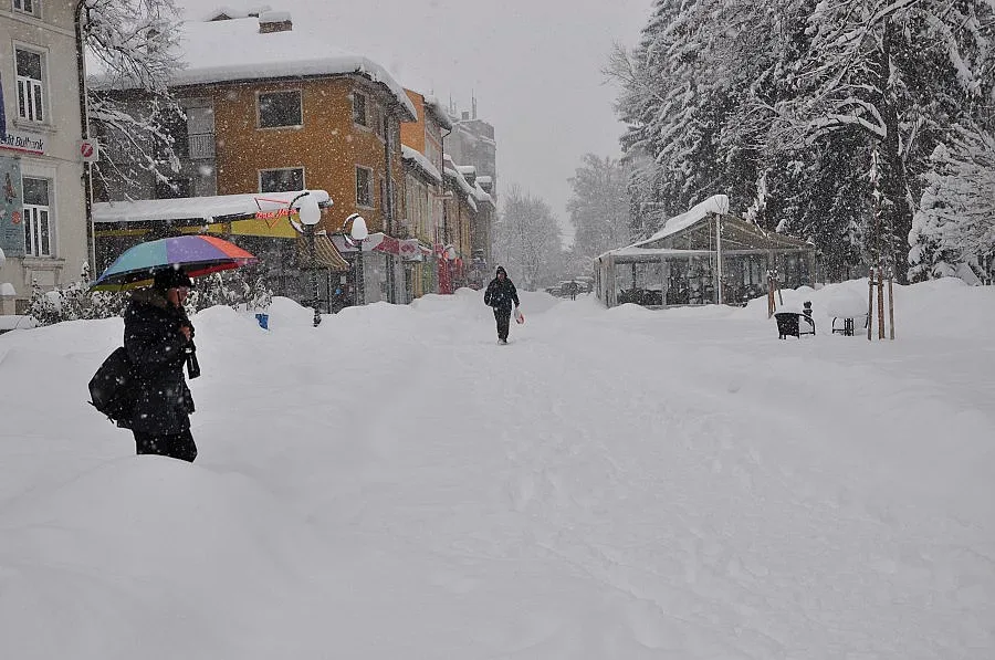 Много сняг в Разлог, призоваха гражданите да помагат