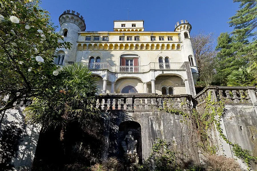 $2,8 млн. за замък