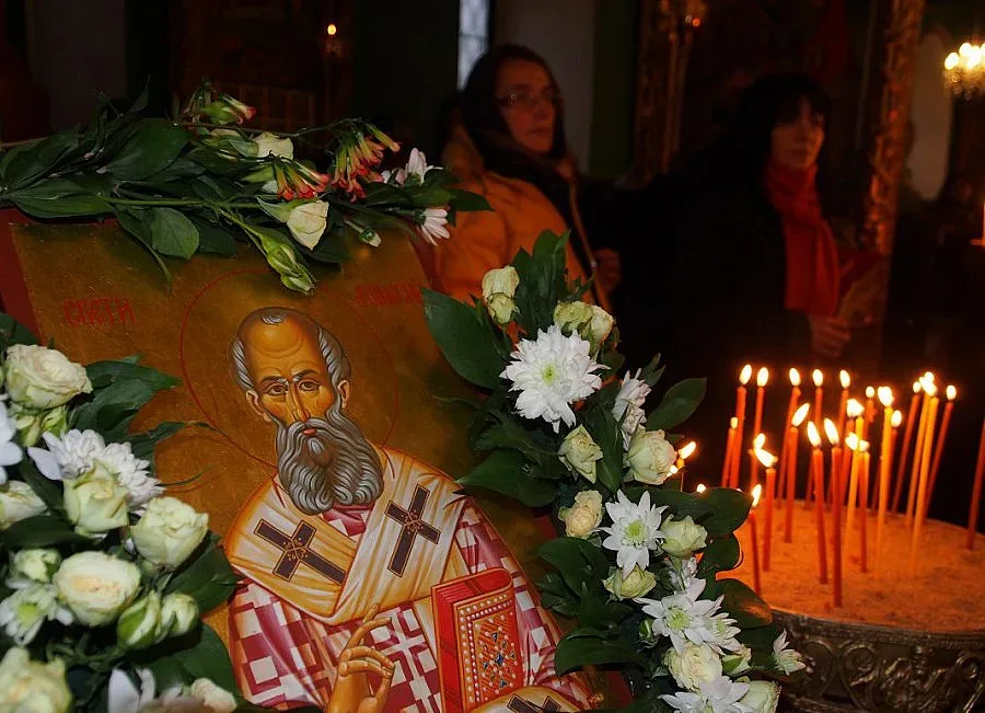 Днес зимата си съблича кожуха, за да дойде лятото