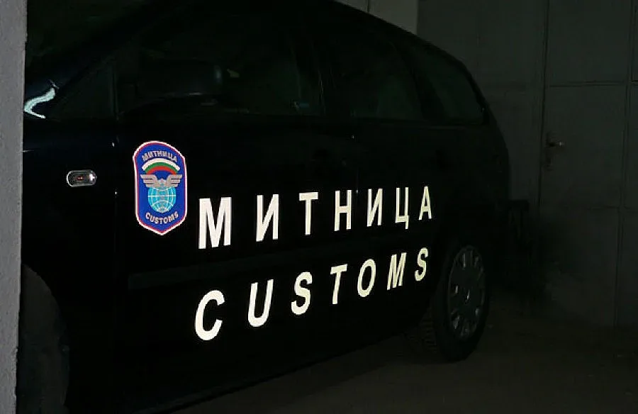 Нелегални цигари във фризер, откриха митничари