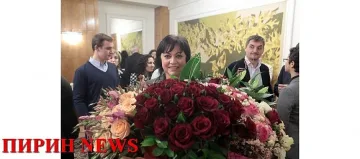 Затрупаха с червени рози Корнелия Нинова за ЧРД