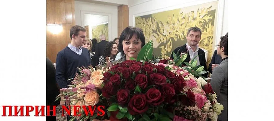 Затрупаха с червени рози Корнелия Нинова за ЧРД