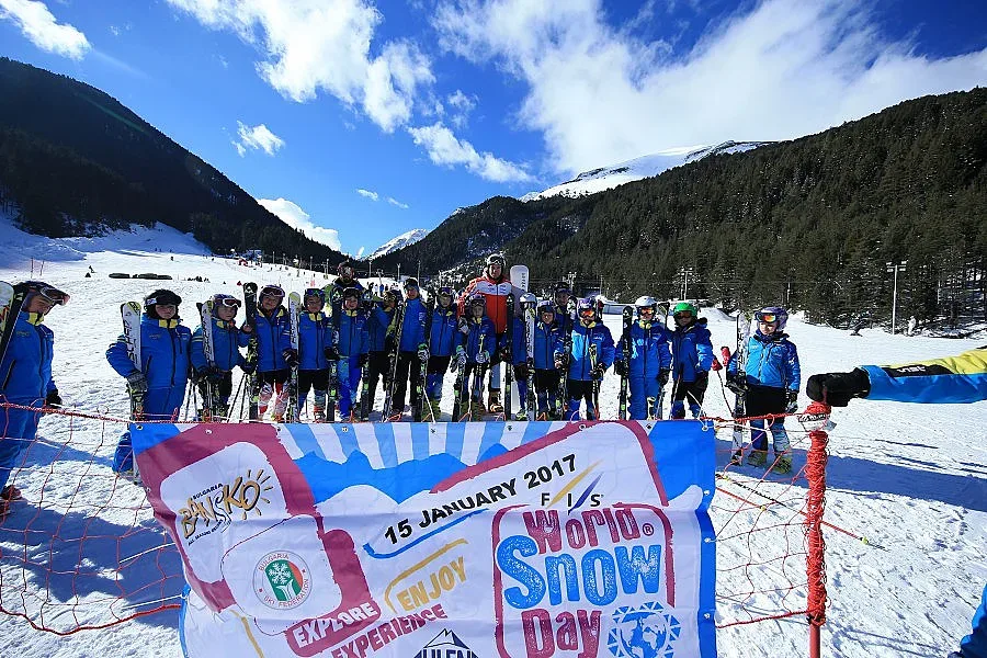 Радо Янков зарадва децата в Банско за Световния ден на снега