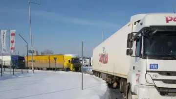 Километрични опашки от ТИР-ове по границите