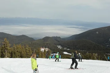 Деца карат ски за левче в Деня на снега