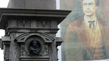 Млади възрожденци пазят Апостола