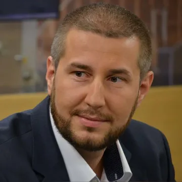 ПРОФЕСИЯ PR: Политиците трябва да си  говорят с хората очи в очи 