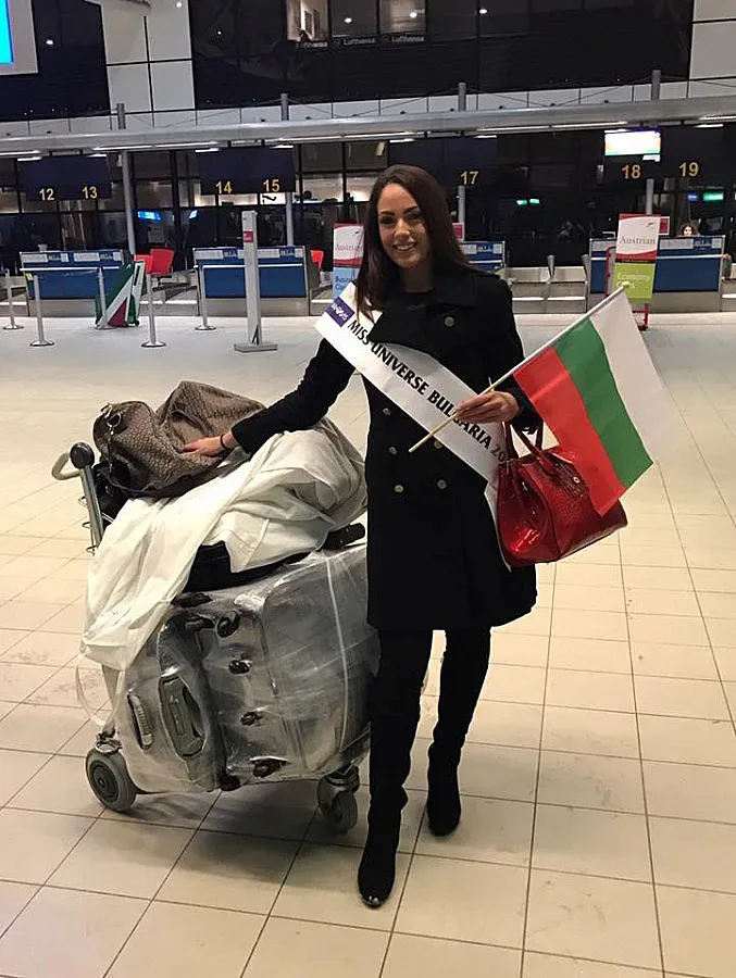 Нашата Мис Вселена тръгна със здравец и картина