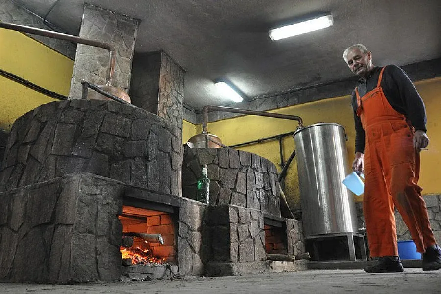 Варят ракия в казани до 1000 л.