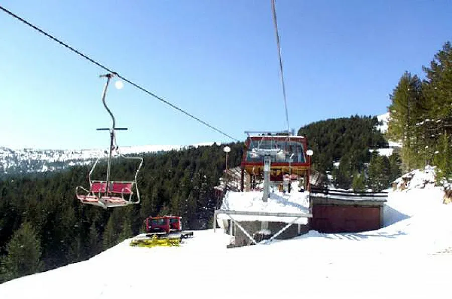 Хора бяха блокирани във въздуха на лифта край Добринище