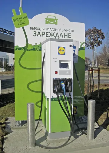 Зареждаме електромобили в Лидл