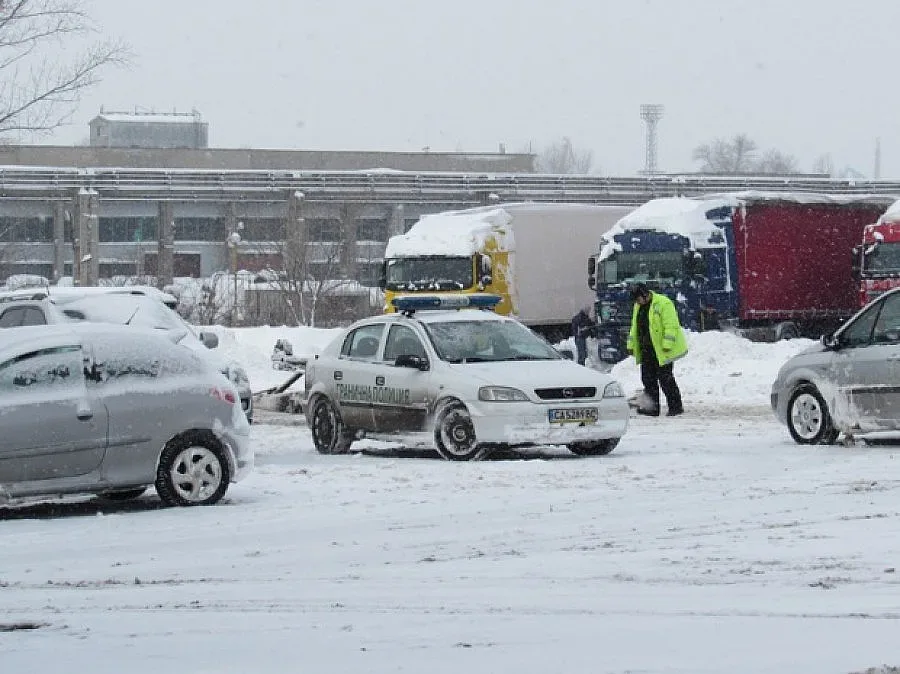 ТИР-ове блокират трафика на Дунав мост при Русе