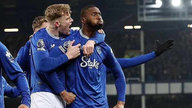 Бой и равенство между Евертън и Ливърпул