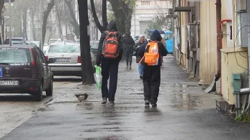 Учениците в осем области остават вкъщи и в сряда