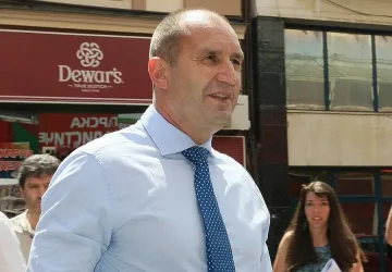 В кабинета на новия президент: Юрист ще наблюдава службите