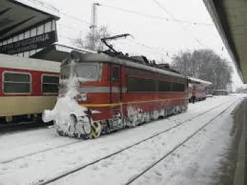 Локомотив се удари в пътнически вагони, има ранени