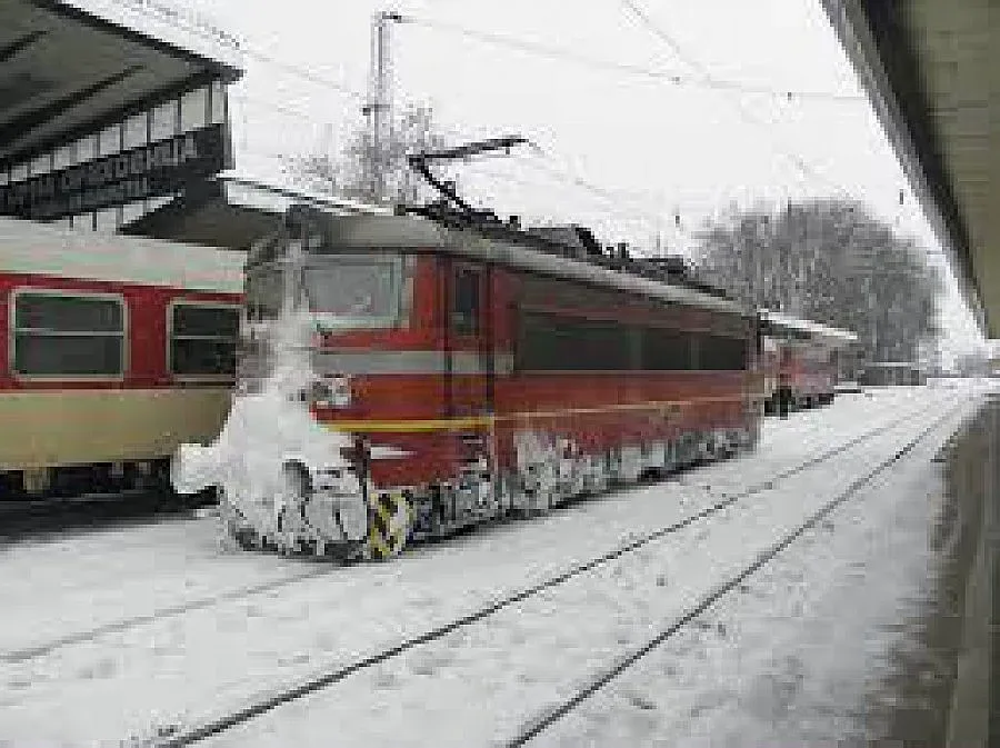 Локомотив се удари в пътнически вагони, има ранени