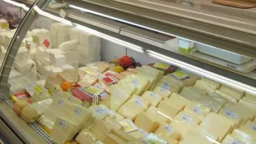 В Т-Маркет една цена на рафта, друга на касата