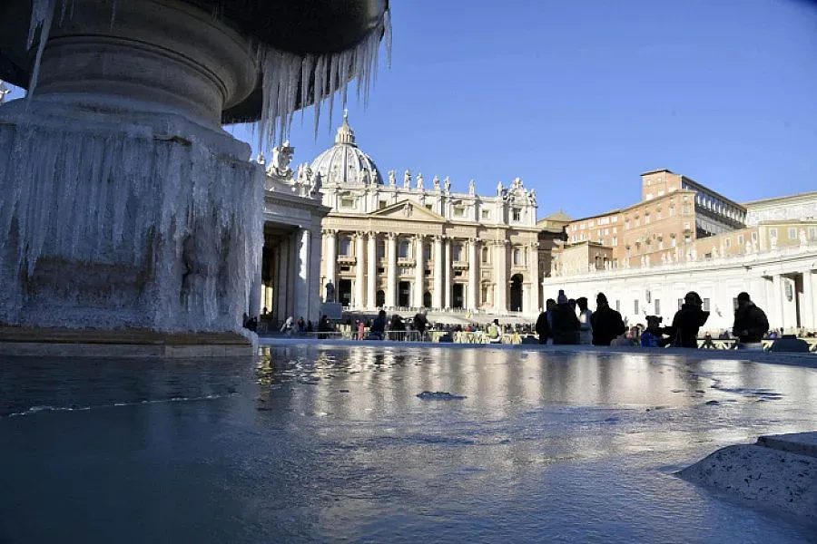 Папа Франциск раздава одеяла на бездомниците