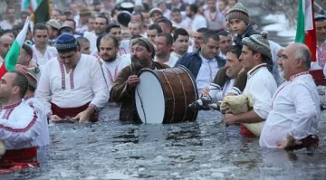 Йордановден е! Вижте мъжкото хоро в Калофер