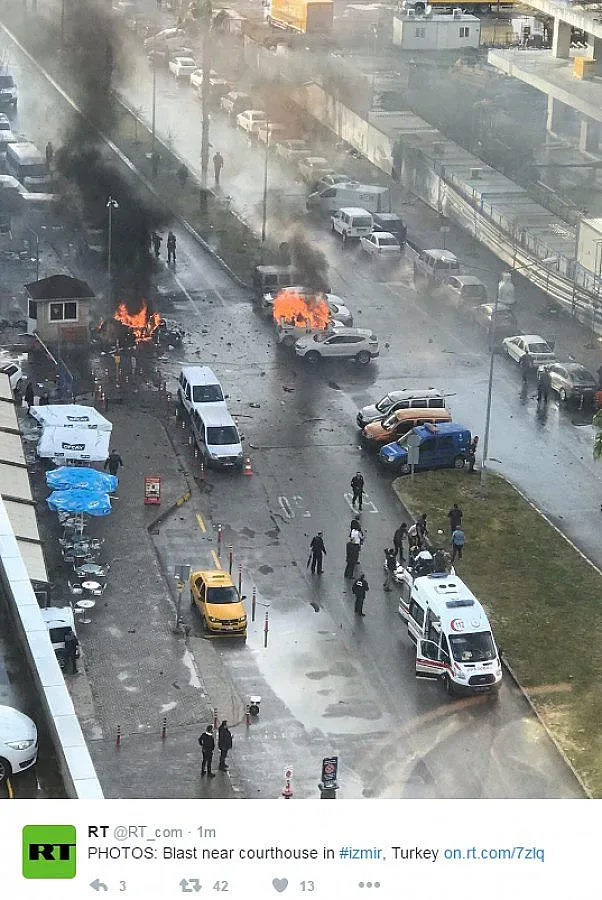 Кола бомба се взриви пред съда в Измир 