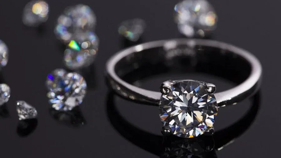 Изкусен измамник открадна бижута за 5,5 млн. евро пред продавача им