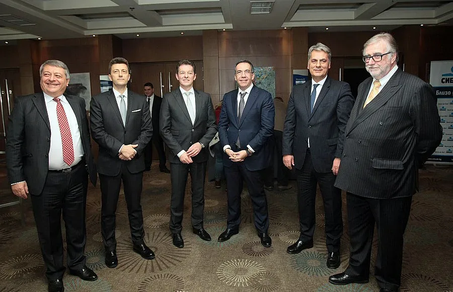 Обединяват СИБАНК и ОББ