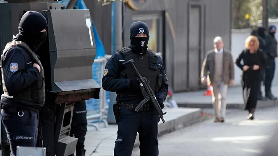 Издирват атентатора от Истанбул до границата с България