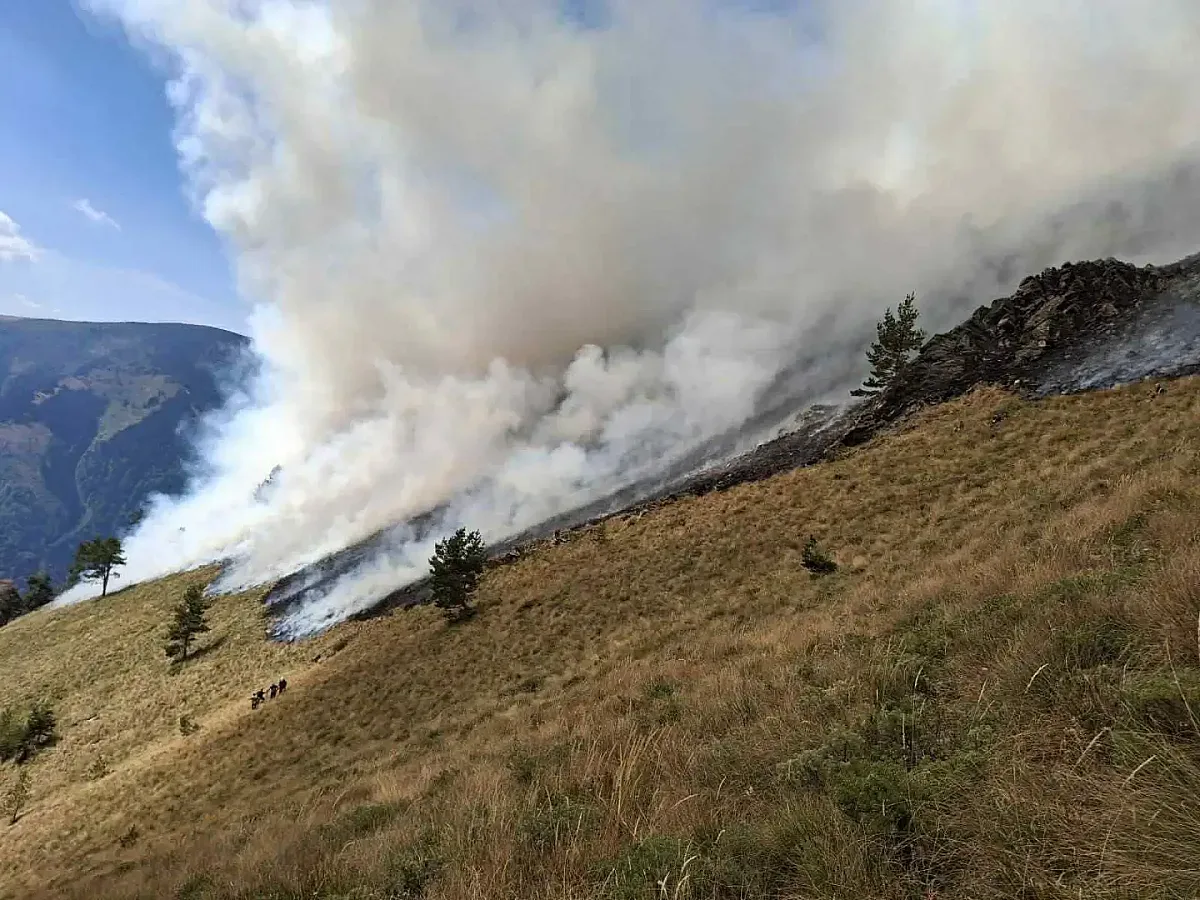 Още гасят големия пожар над Рилския манастир