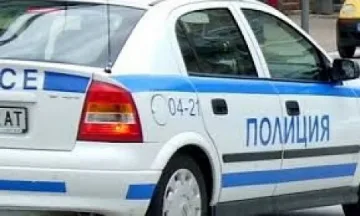 Турски тираджия гази и рита полицаи край Бяла