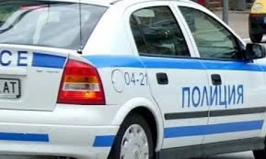 Турски тираджия гази и рита полицаи край Бяла