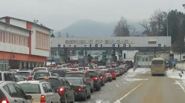 Колони от коли задръстиха пътищата в следпразничното завръщане