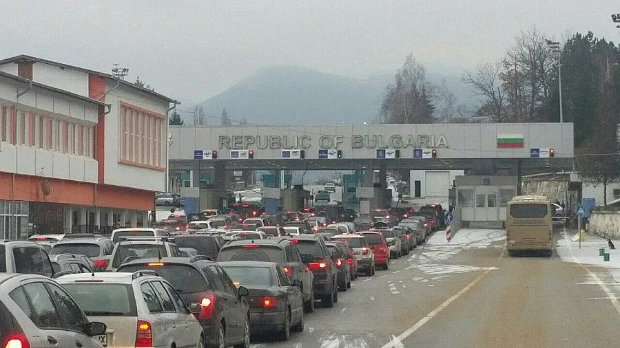 Колони от коли задръстиха пътищата в следпразничното завръщане