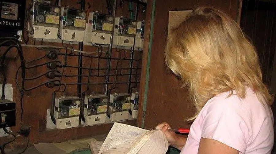 Отчитат електромерите през първия почивен ден