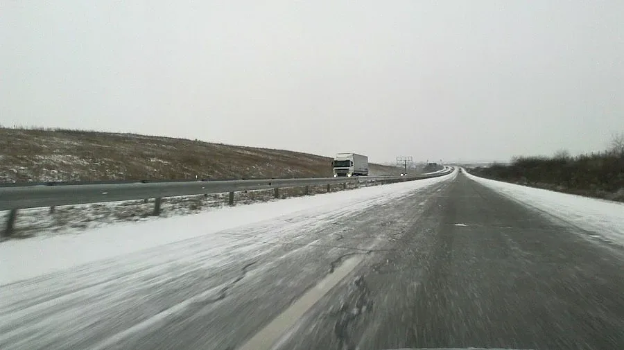 Кола се обърна по таван на АМ „Тракия“