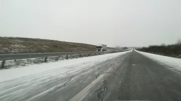 Пътищата в страната са снежни, но проходими