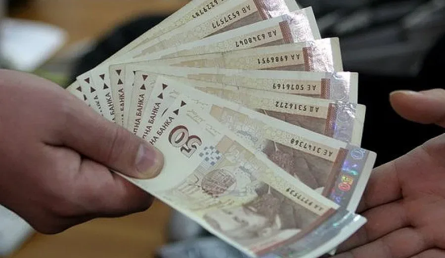 От днес: Минималната заплата се вдига, цената на парното  - без промяна