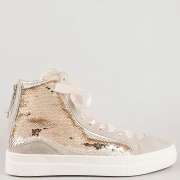 През 2017:  Дълги ефирни рокли и  кецове със сатенени връзки