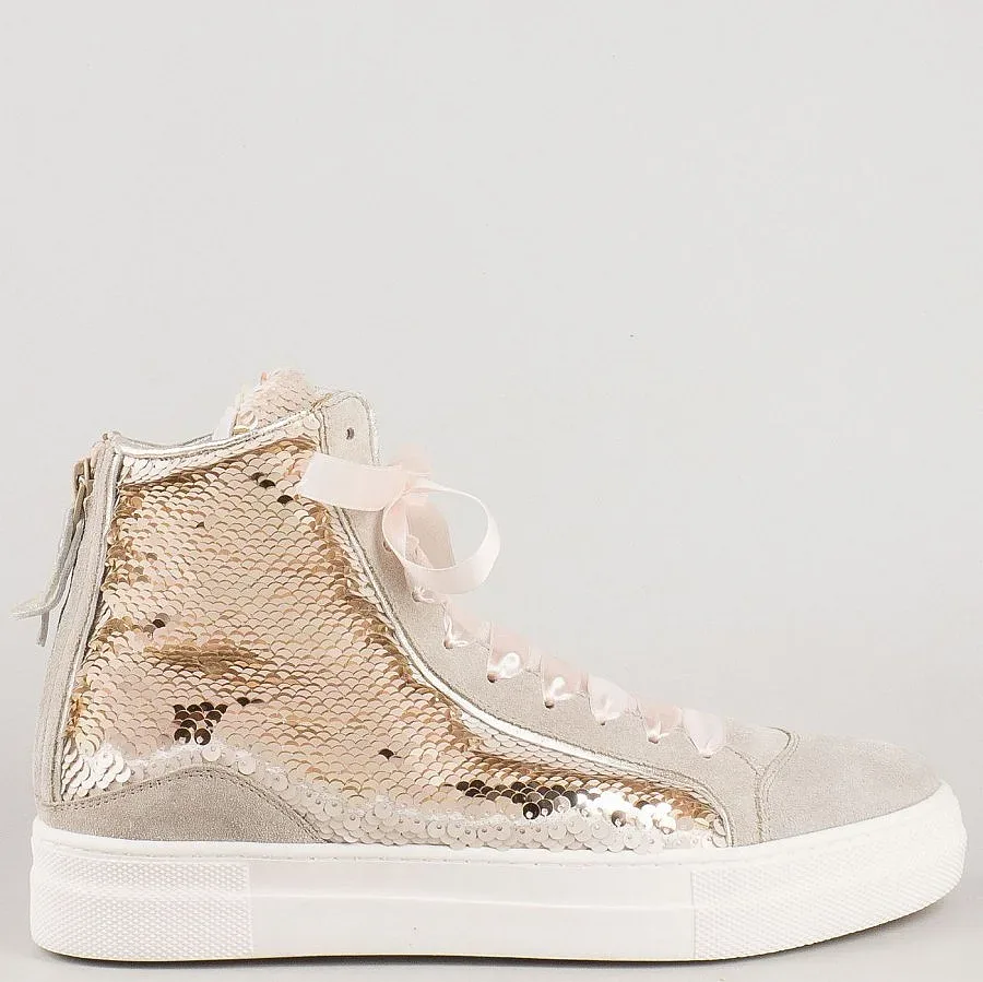 През 2017:  Дълги ефирни рокли и  кецове със сатенени връзки