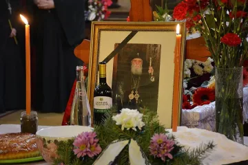 Погребаха Калиник до предшествениците му