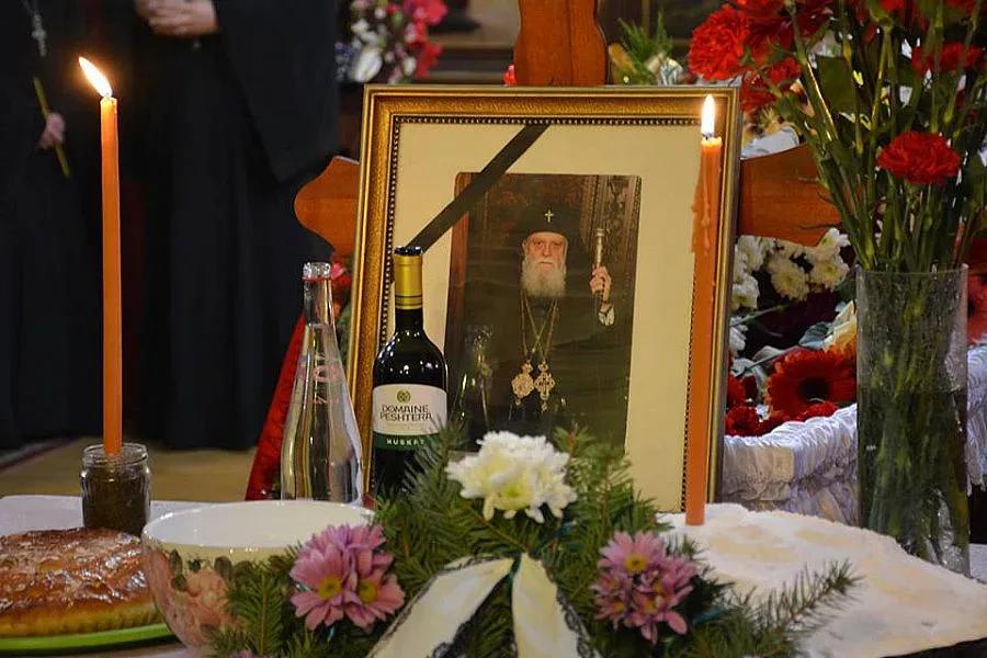 Погребаха Калиник до предшествениците му