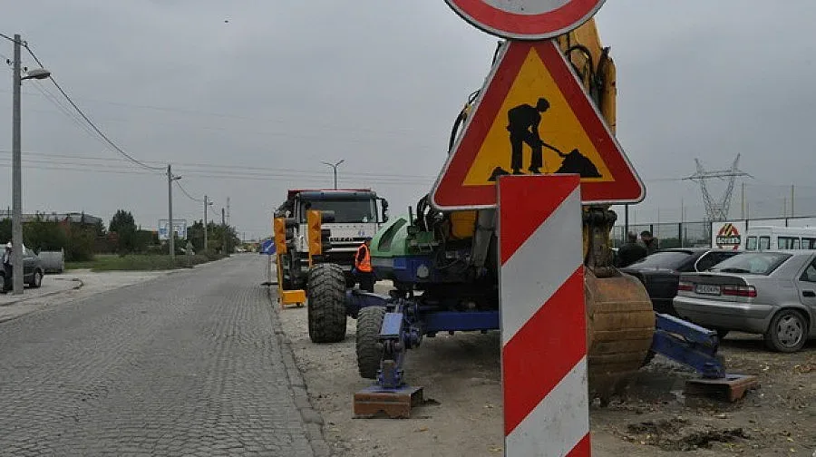 Губернатор се захваща с разнебитено международно шосе