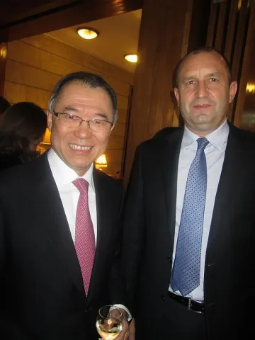 Японският посланик гони стреса с тенис и ски