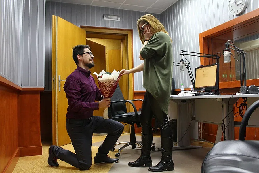 Журналист предложи на любимата си в ефир