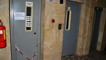 Под 10% от асансьорите имат GSM връзка с техник