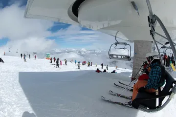 Ски от зори и пълни механи в Банско